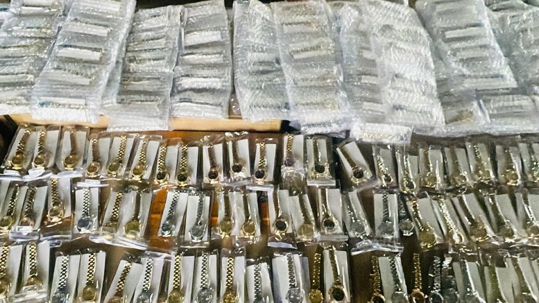 450 đồng hồ Rolex giả trị giá 45 tỷ đồng bị bắt giữ tại cửa khẩu Trà Lĩnh- Ảnh 1. 450 đồng hồ Rolex giả trị giá 45 tỷ đồng bị bắt giữ tại cửa khẩu Trà Lĩnh- Ảnh 1.