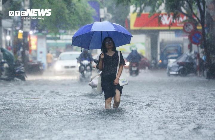Dự báo thời tiết ngày 20/6: Miền Bắc bước vào đợt mưa lớn, có nơi vượt 300mm- Ảnh 1. Dự báo thời tiết ngày 20/6: Miền Bắc bước vào đợt mưa lớn, có nơi vượt 300mm- Ảnh 1.