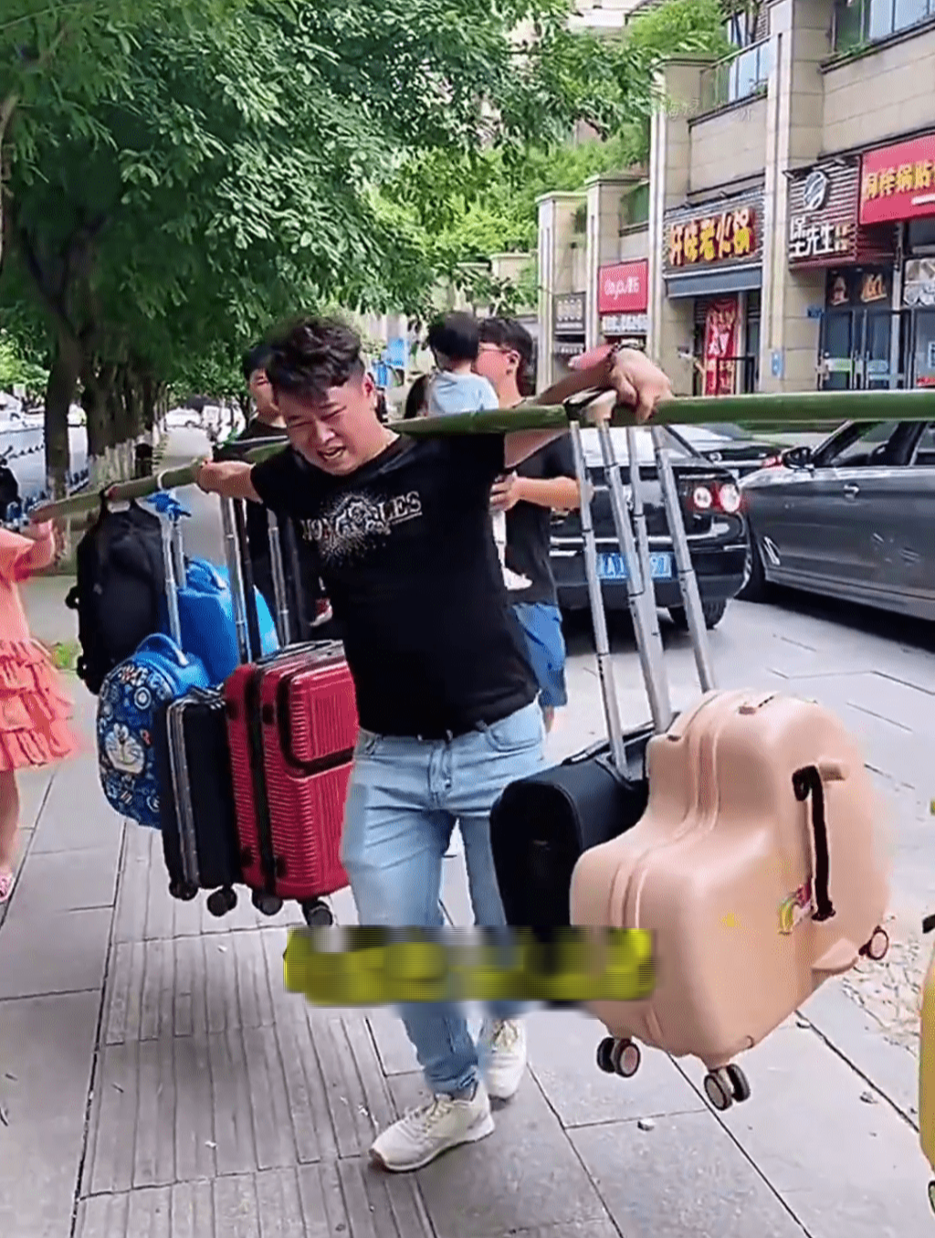 Người đàn ông khổ nhất Trung Quốc mỗi mùa nghỉ hè- Ảnh 3. Người đàn ông khổ nhất Trung Quốc mỗi mùa nghỉ hè- Ảnh 3.