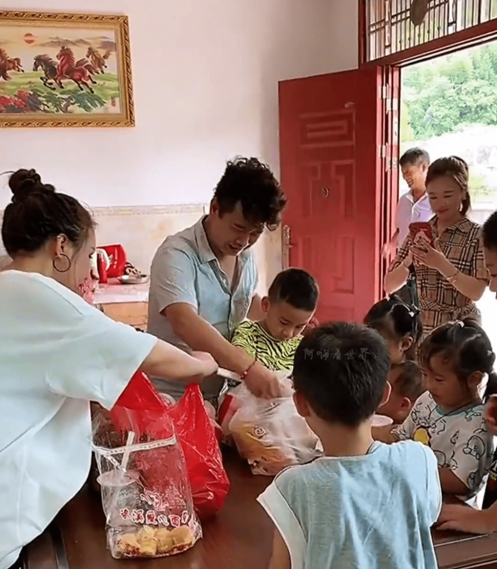 Người đàn ông khổ nhất Trung Quốc mỗi mùa nghỉ hè- Ảnh 6. Người đàn ông khổ nhất Trung Quốc mỗi mùa nghỉ hè- Ảnh 6.