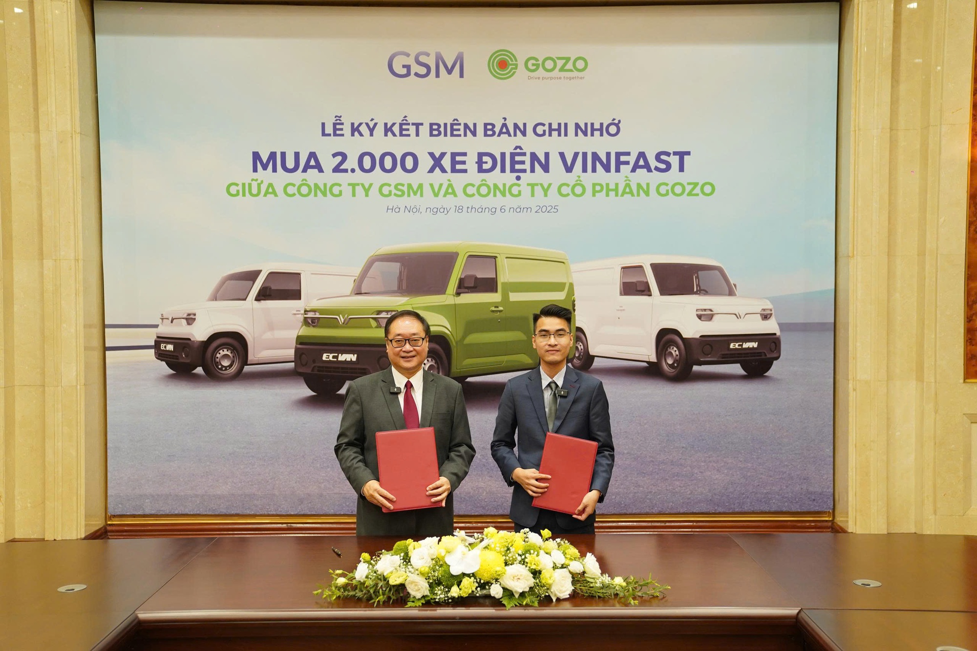 Một startup logistics đặt mua 2.000 xe tải VinFast của tỷ phú Phạm Nhật Vượng, CEO khẳng định: 'Bưu cục mở đến đâu, xe điện lăn bánh đến đó'- Ảnh 2. Một startup logistics đặt mua 2.000 xe tải VinFast của tỷ phú Phạm Nhật Vượng, CEO khẳng định: 'Bưu cục mở đến đâu, xe điện lăn bánh đến đó'- Ảnh 2.