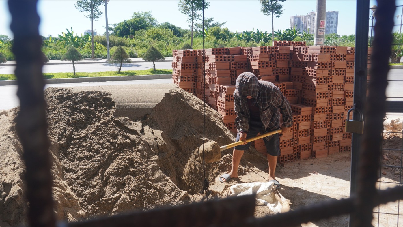 Vừa trộn xong mẻ vữa, chồng chết lặng nghe vợ báo tin 600 triệu đồng chuẩn bị cho con trai đi du học đã bị lừa mất sạch- Ảnh 1. Vừa trộn xong mẻ vữa, chồng chết lặng nghe vợ báo tin 600 triệu đồng chuẩn bị cho con trai đi du học đã bị lừa mất sạch- Ảnh 1.
