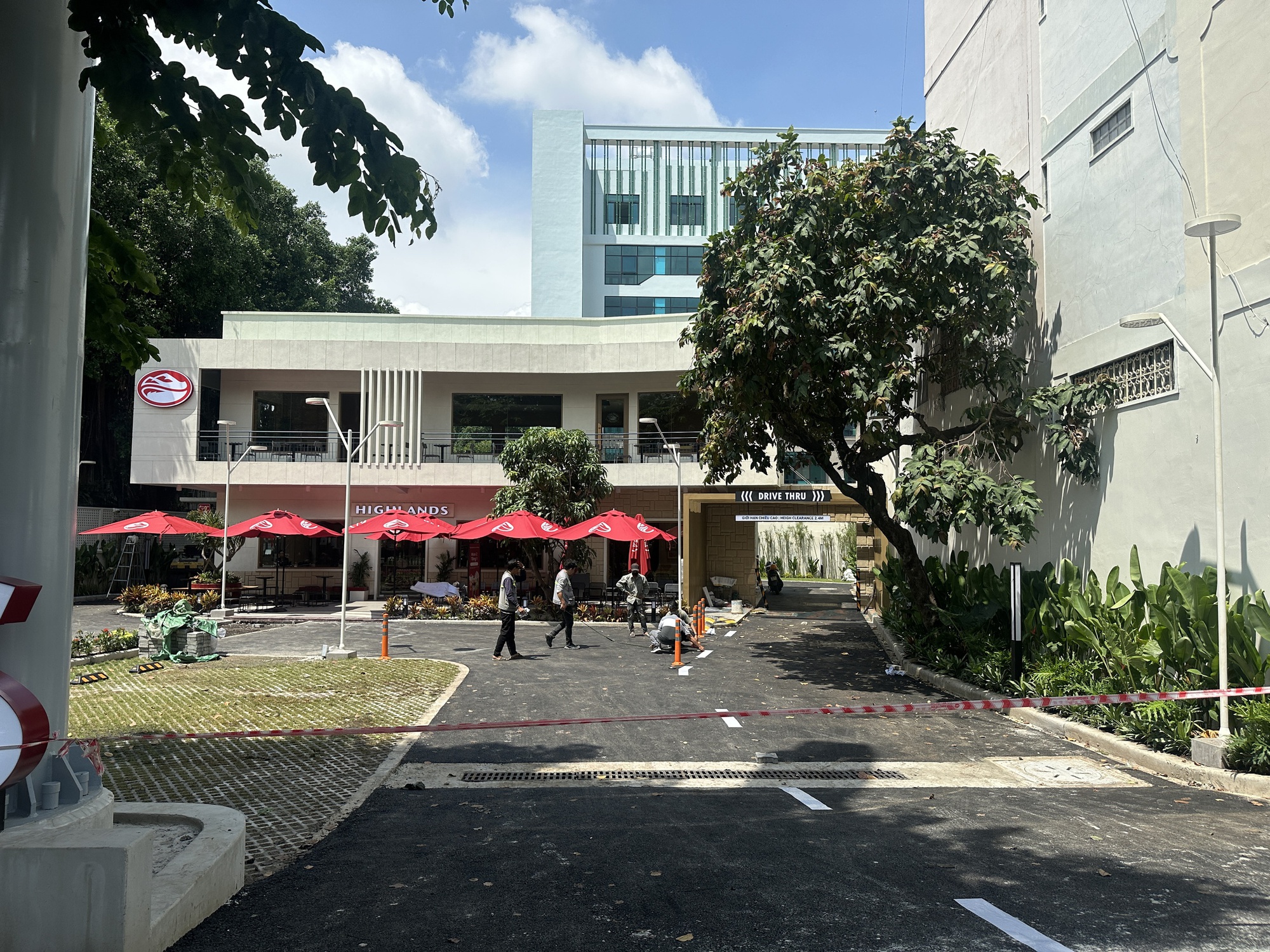 Xe thì ít mà người xếp hàng dài: Mô hình drive thru của Highlands vì sao lại Xe thì ít mà người xếp hàng dài: Mô hình drive thru của Highlands vì sao lại