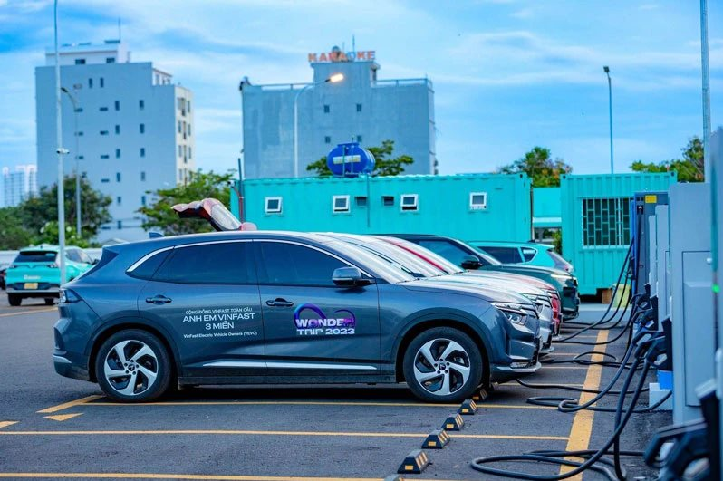 Trạm sạc xe điện VinFast liên tục mở mới, người dùng Việt yên tâm chuyển đổi xanh- Ảnh 1. Trạm sạc xe điện VinFast liên tục mở mới, người dùng Việt yên tâm chuyển đổi xanh- Ảnh 1.