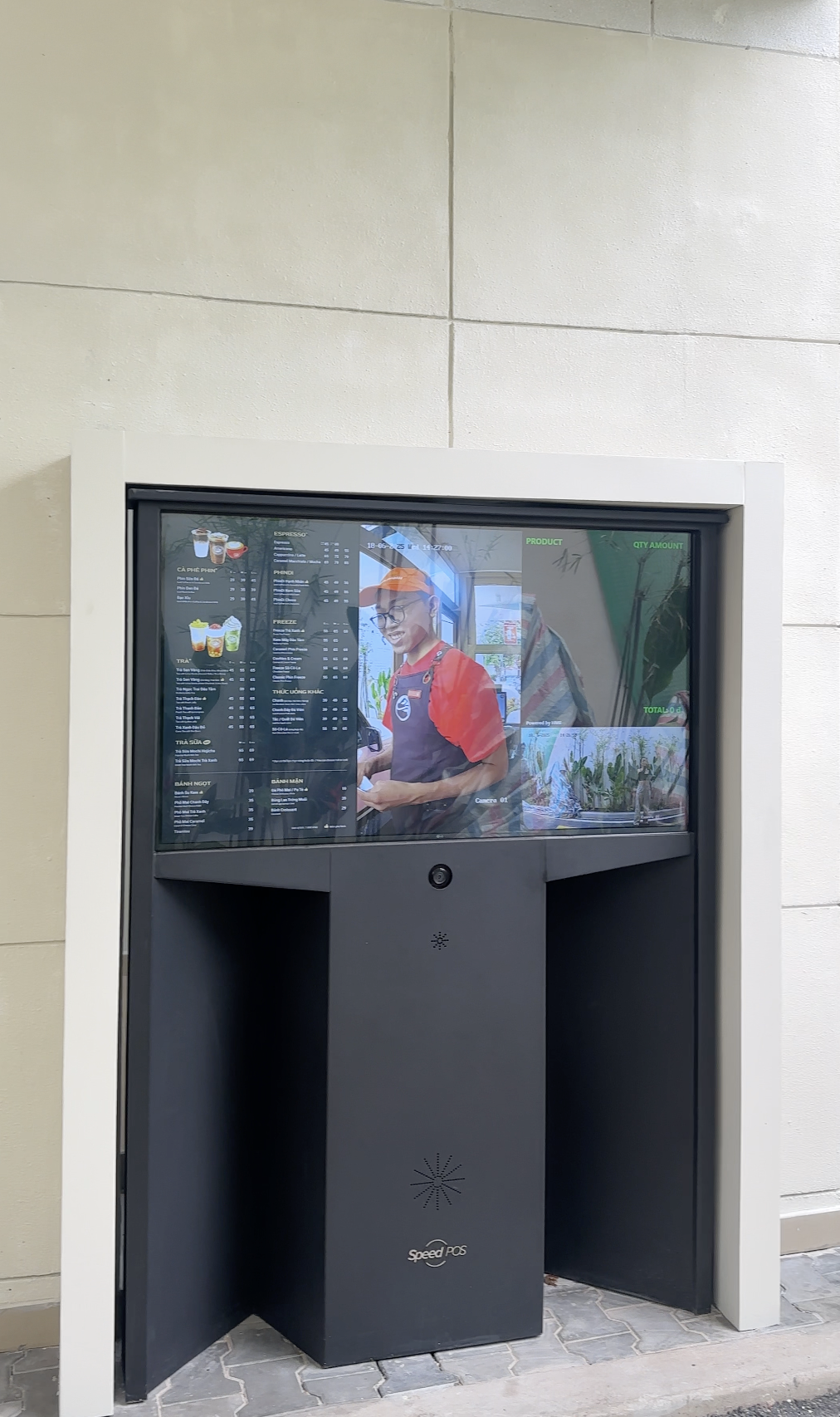 Xe thì ít mà người xếp hàng dài: Mô hình drive thru của Highlands vì sao lại Xe thì ít mà người xếp hàng dài: Mô hình drive thru của Highlands vì sao lại