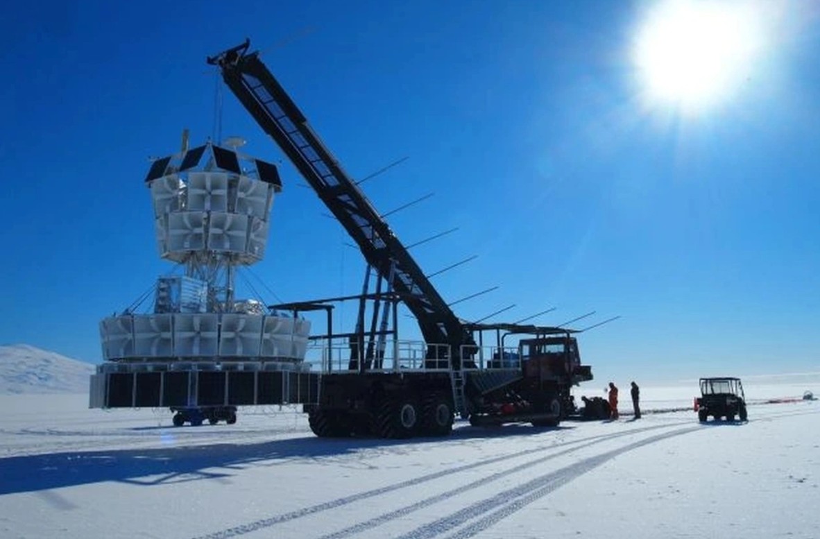 Nasa phát hiện 2 tín hiệu vô tuyến bí ẩn phát ra từ lớp băng sâu hàng ngàn km ở Nam Cực- Ảnh 2. Nasa phát hiện 2 tín hiệu vô tuyến bí ẩn phát ra từ lớp băng sâu hàng ngàn km ở Nam Cực- Ảnh 2.