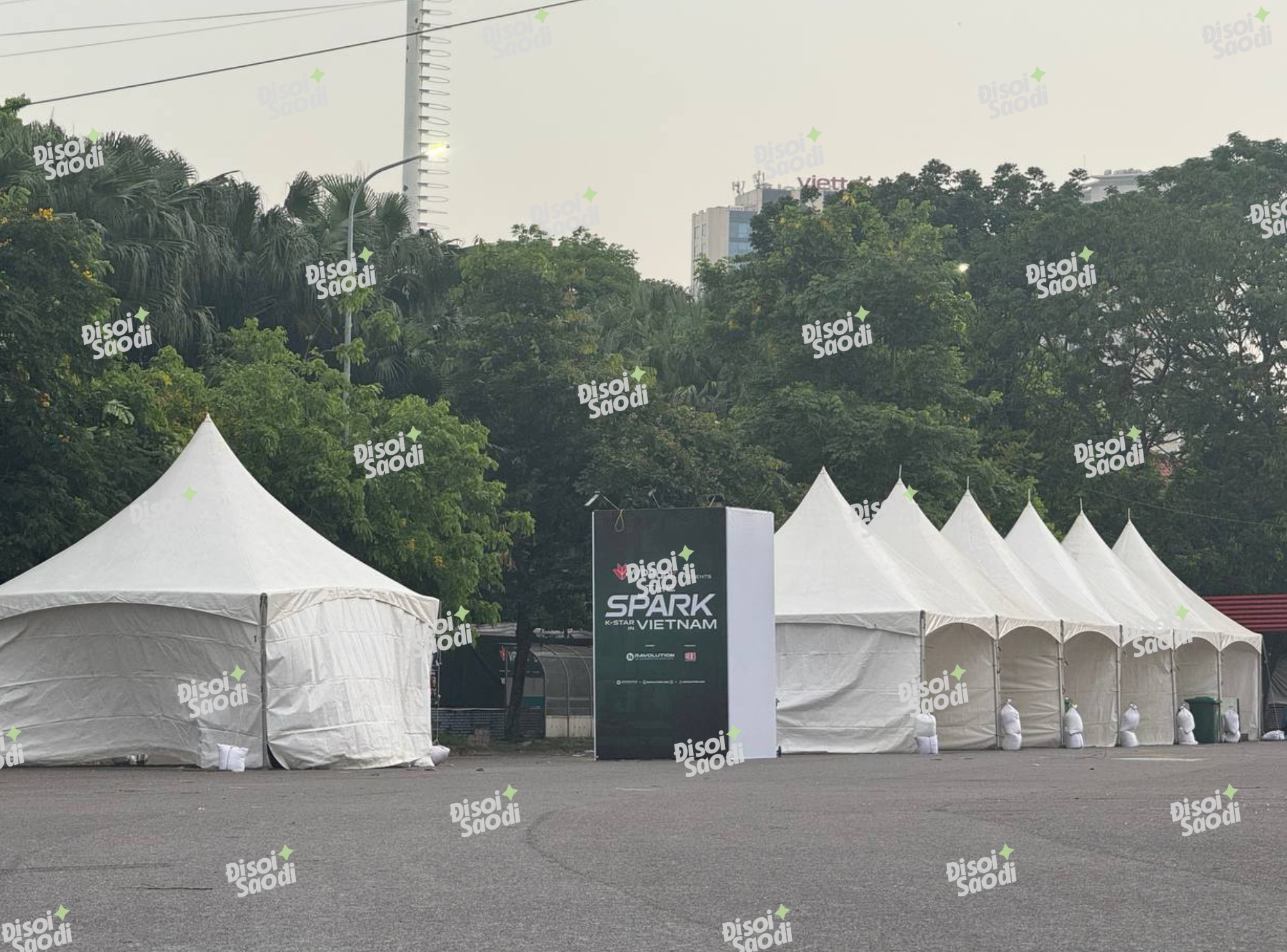 Còn 2 ngày là gặp G-Dragon: Sân khấu dần hoàn thiện, fan trồng cả vườn cúc tại Mỹ Đình!- Ảnh 5. Còn 2 ngày là gặp G-Dragon: Sân khấu dần hoàn thiện, fan trồng cả vườn cúc tại Mỹ Đình!- Ảnh 5.