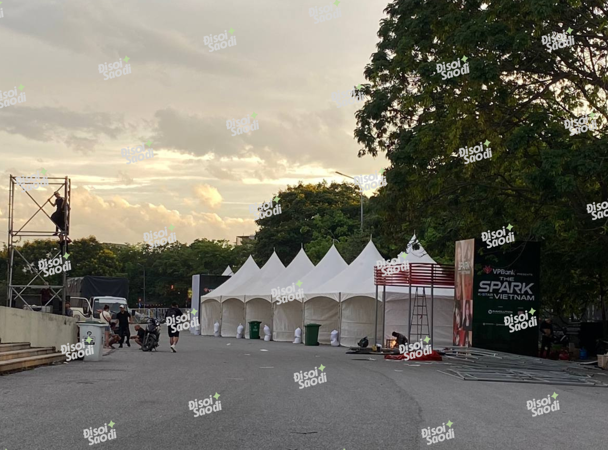 Còn 2 ngày là gặp G-Dragon: Sân khấu dần hoàn thiện, fan trồng cả vườn cúc tại Mỹ Đình!- Ảnh 4. Còn 2 ngày là gặp G-Dragon: Sân khấu dần hoàn thiện, fan trồng cả vườn cúc tại Mỹ Đình!- Ảnh 4.
