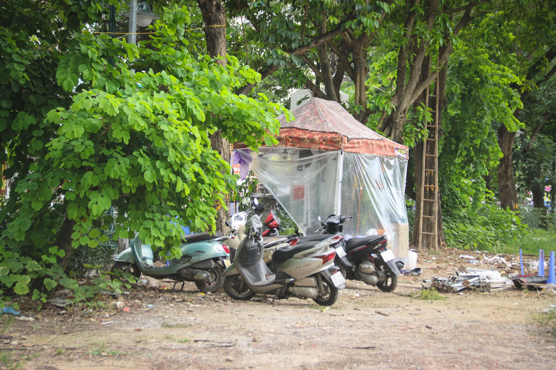 Tháo hàng rào, người đi bộ phải né xe máy trong công viên Tuổi trẻ Thủ đô- Ảnh 5. Tháo hàng rào, người đi bộ phải né xe máy trong công viên Tuổi trẻ Thủ đô- Ảnh 5.