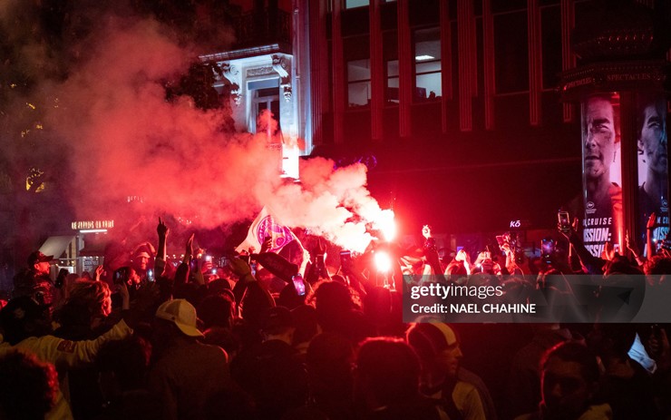 Video: Kinh hoàng cảnh bạo loạn mừng PSG vô địch khiến Paris chìm trong máu và nước mắt, 559 người bị bắt, 692 vụ cháy- Ảnh 2. Video: Kinh hoàng cảnh bạo loạn mừng PSG vô địch khiến Paris chìm trong máu và nước mắt, 559 người bị bắt, 692 vụ cháy- Ảnh 2.
