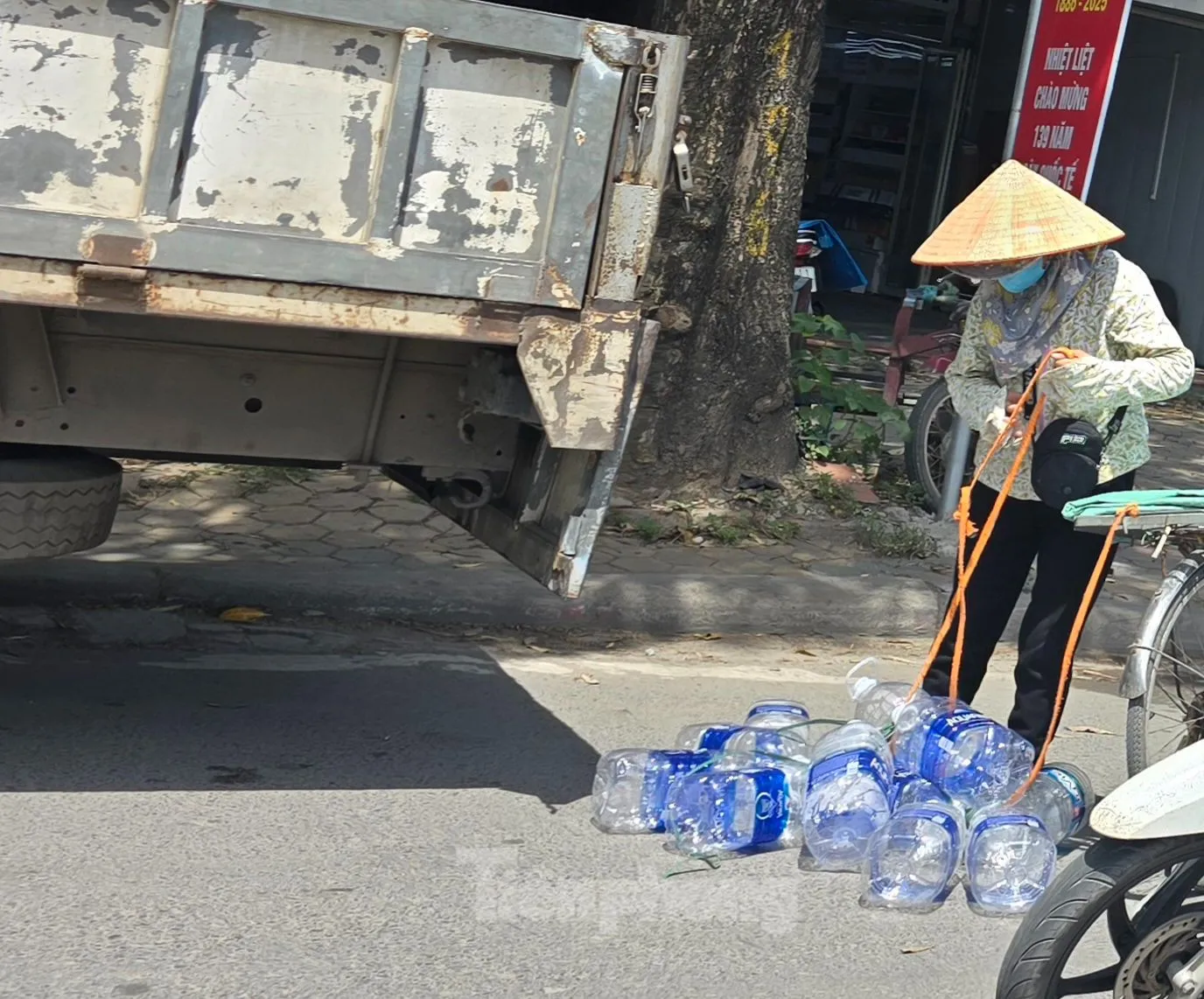 Hà Nội: Mưu sinh trong ngày nắng nóng 40 độ C- Ảnh 5. Hà Nội: Mưu sinh trong ngày nắng nóng 40 độ C- Ảnh 5.