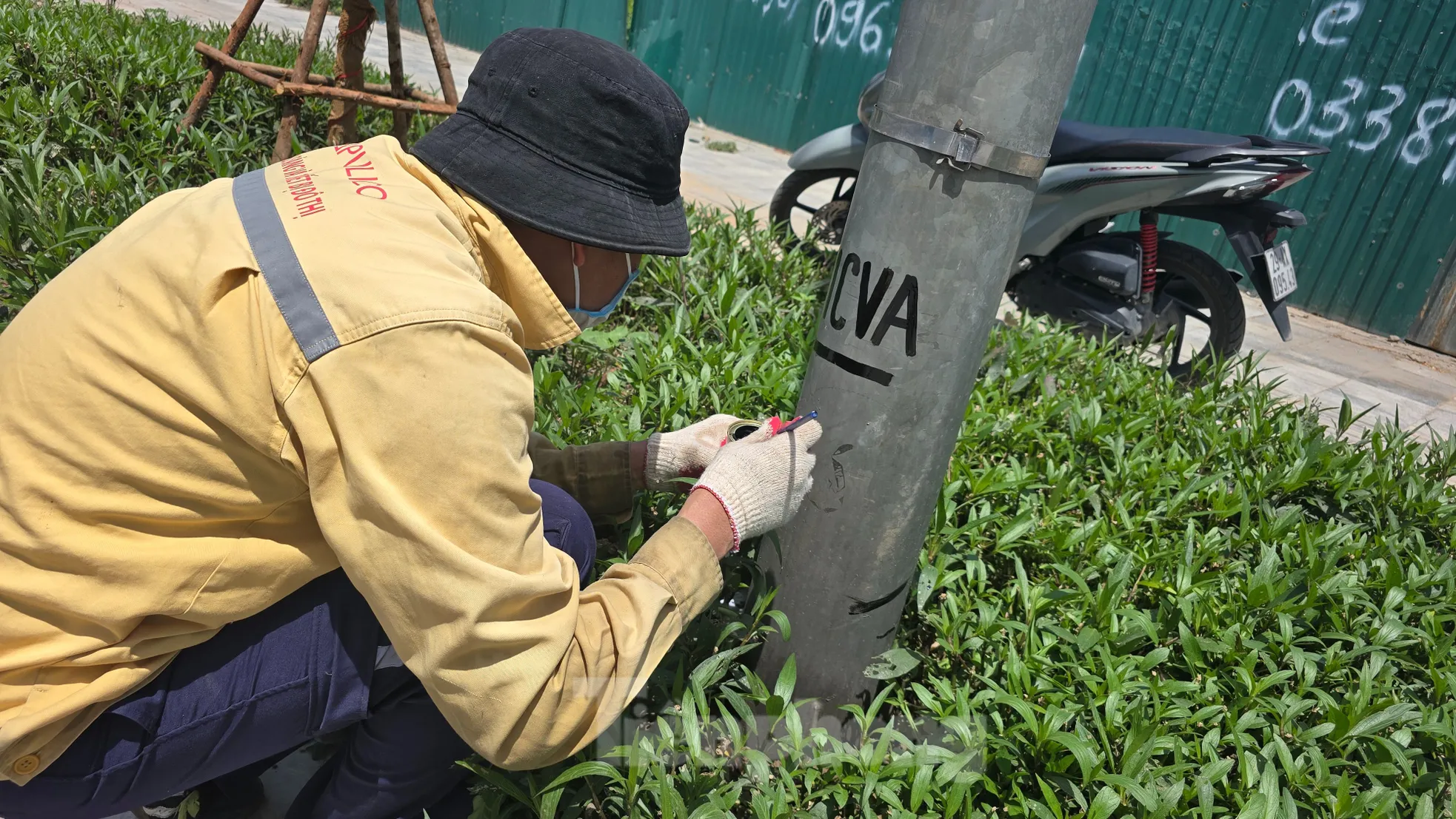 Hà Nội: Mưu sinh trong ngày nắng nóng 40 độ C- Ảnh 1. Hà Nội: Mưu sinh trong ngày nắng nóng 40 độ C- Ảnh 1.