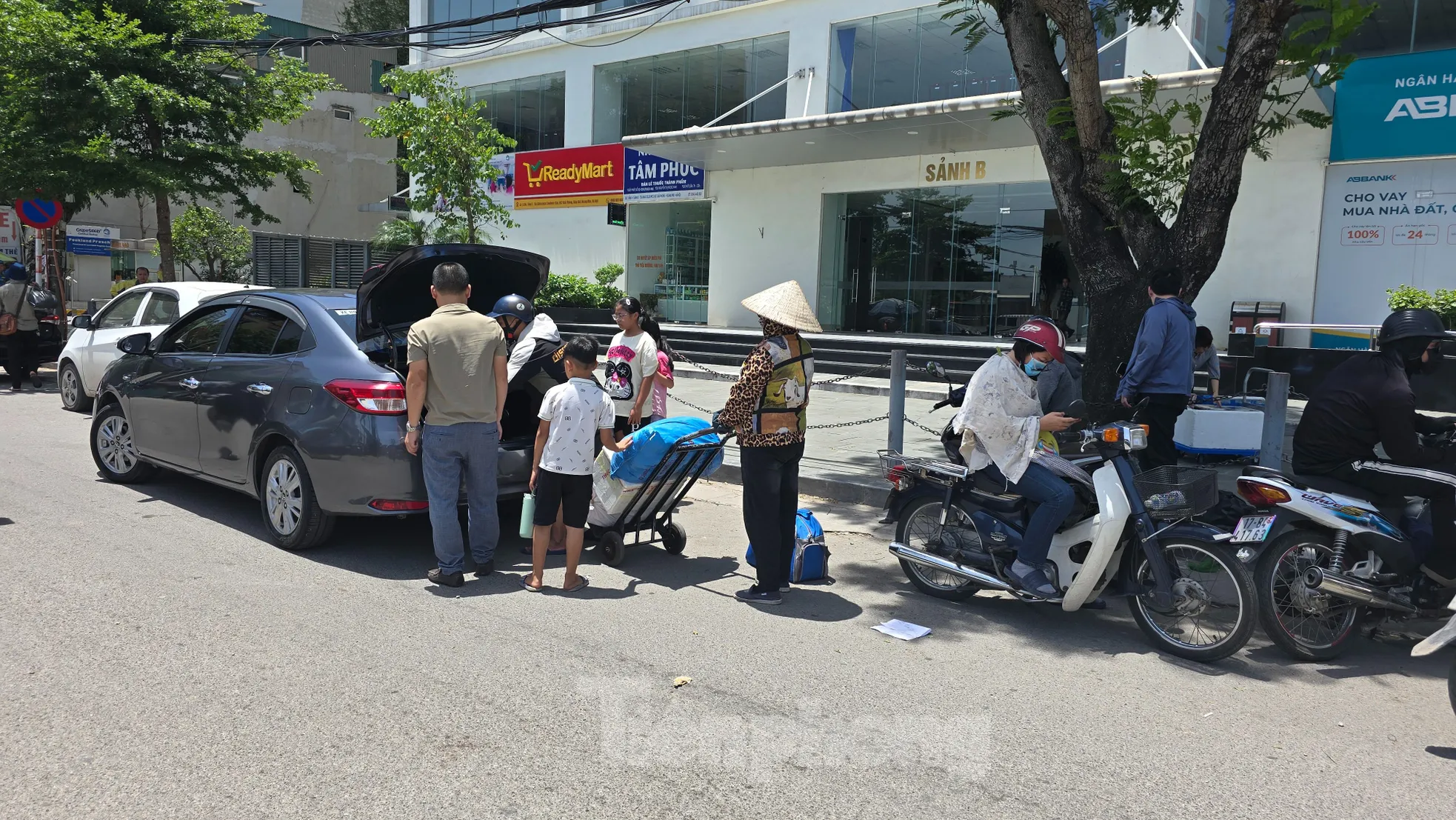 Hà Nội: Mưu sinh trong ngày nắng nóng 40 độ C- Ảnh 4. Hà Nội: Mưu sinh trong ngày nắng nóng 40 độ C- Ảnh 4.