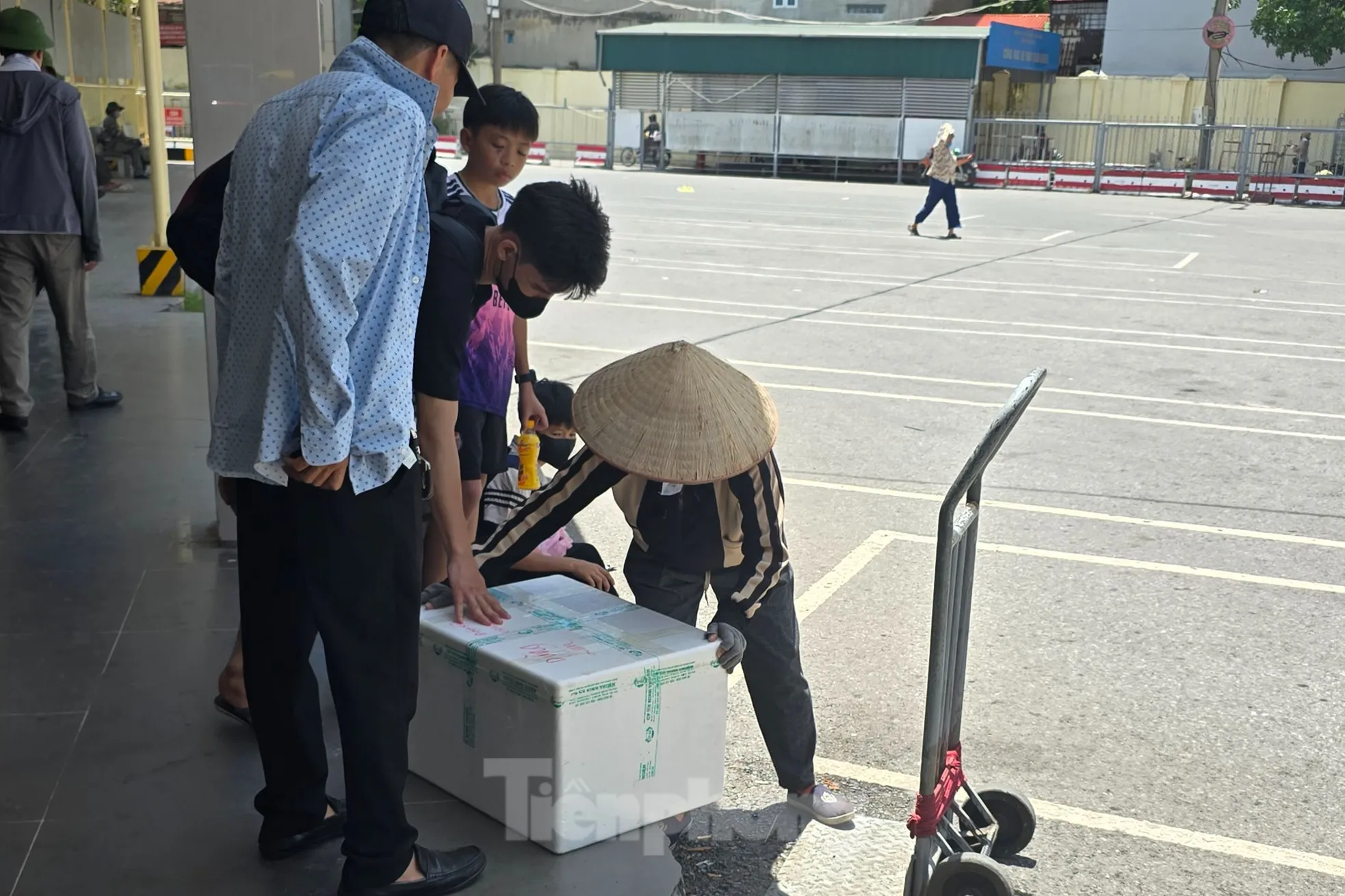 Hà Nội: Mưu sinh trong ngày nắng nóng 40 độ C- Ảnh 3. Hà Nội: Mưu sinh trong ngày nắng nóng 40 độ C- Ảnh 3.