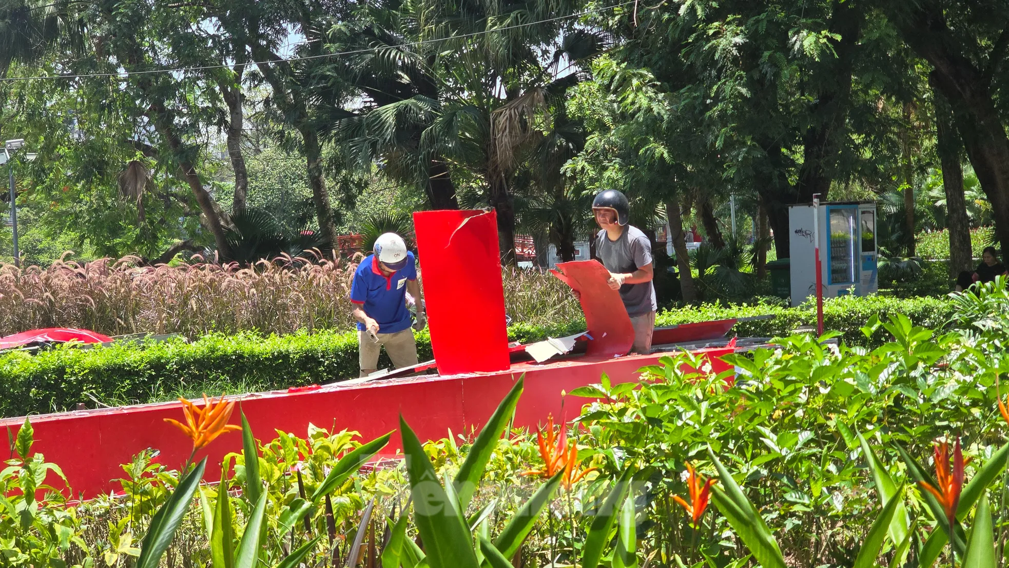 Hà Nội: Mưu sinh trong ngày nắng nóng 40 độ C- Ảnh 2. Hà Nội: Mưu sinh trong ngày nắng nóng 40 độ C- Ảnh 2.