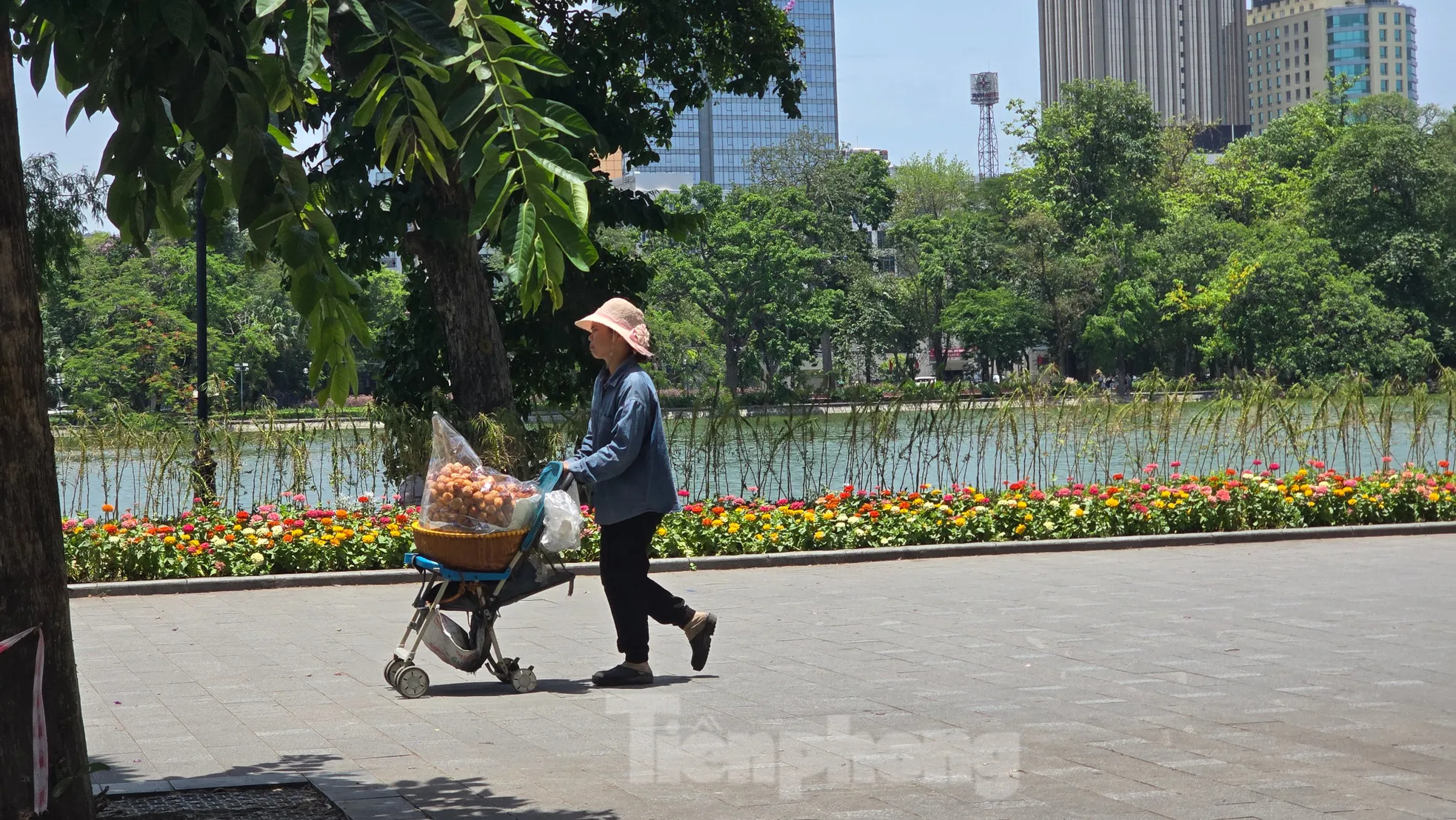 Hà Nội: Mưu sinh trong ngày nắng nóng 40 độ C- Ảnh 7. Hà Nội: Mưu sinh trong ngày nắng nóng 40 độ C- Ảnh 7.