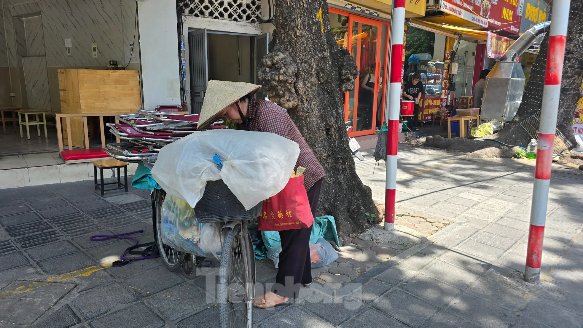 Hà Nội: Mưu sinh trong ngày nắng nóng 40 độ C- Ảnh 6. Hà Nội: Mưu sinh trong ngày nắng nóng 40 độ C- Ảnh 6.