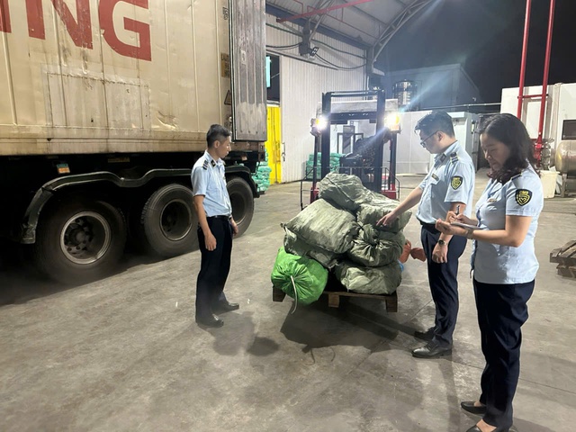 Khám một kho hàng đông lạnh ở Quảng Ninh, phát hiện "bí mật" đáng sợ bên trong- Ảnh 2. Khám một kho hàng đông lạnh ở Quảng Ninh, phát hiện "bí mật" đáng sợ bên trong- Ảnh 2.