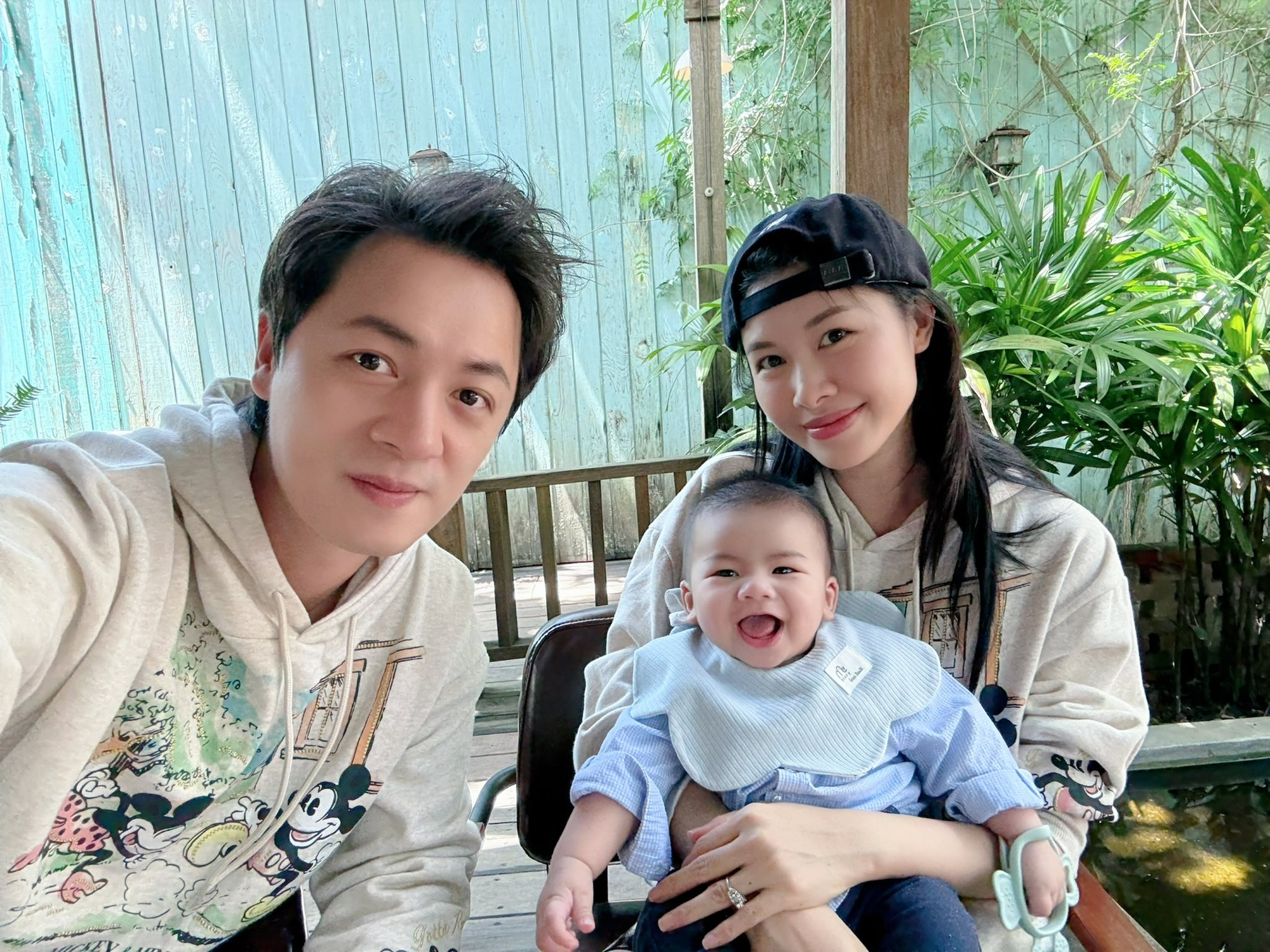 Chuyến đi xa đầu đời của bé út nhà Đăng Khôi - Thủy Anh: Dân tình vừa được dịp ngắm cả 3 quý tử, vừa ngạc nhiên với visual không thua gì bố của cậu cả- Ảnh 6. Chuyến đi xa đầu đời của bé út nhà Đăng Khôi - Thủy Anh: Dân tình vừa được dịp ngắm cả 3 quý tử, vừa ngạc nhiên với visual không thua gì bố của cậu cả- Ảnh 6.