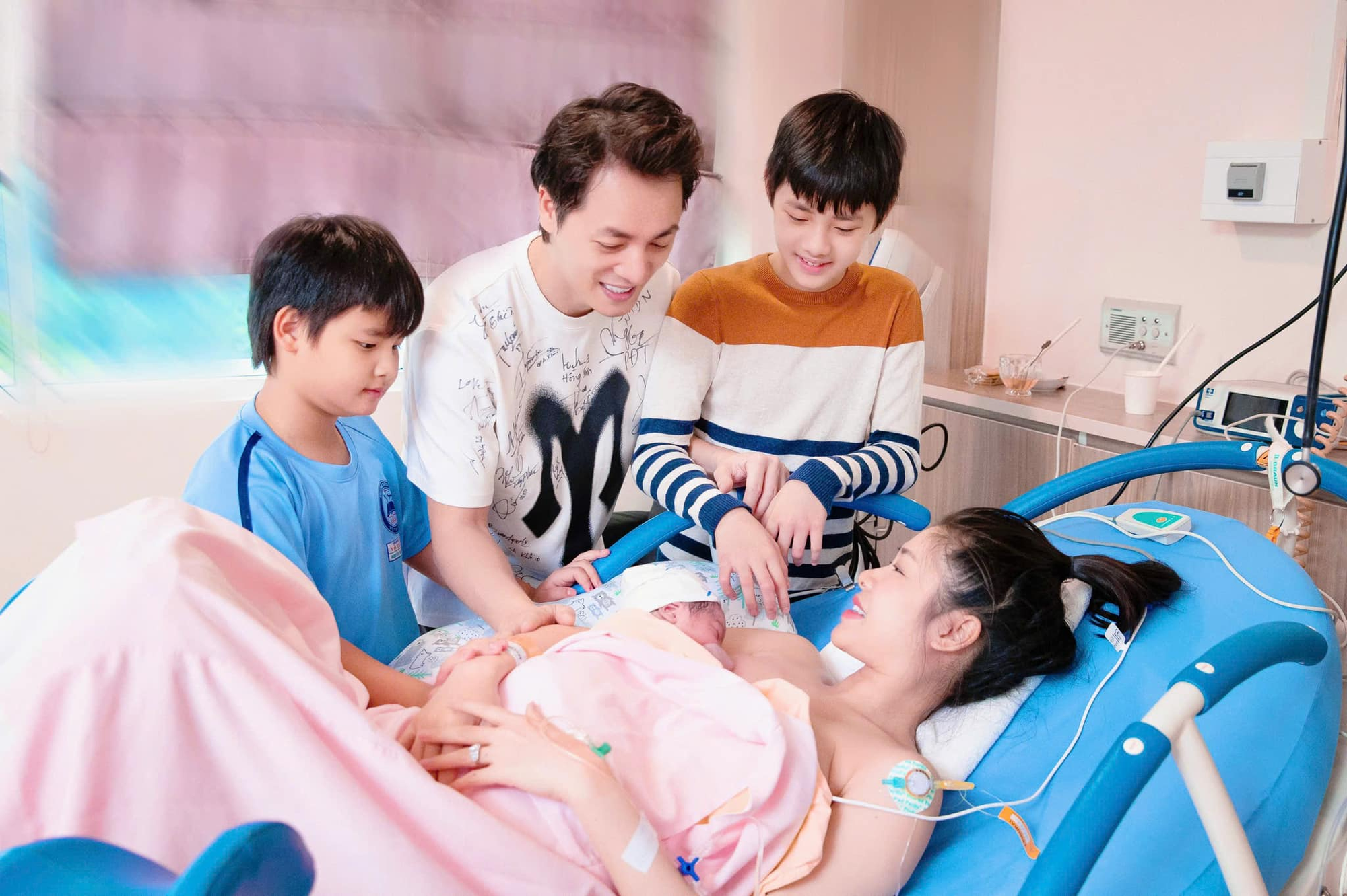 Chuyến đi xa đầu đời của bé út nhà Đăng Khôi - Thủy Anh: Dân tình vừa được dịp ngắm cả 3 quý tử, vừa ngạc nhiên với visual không thua gì bố của cậu cả- Ảnh 4. Chuyến đi xa đầu đời của bé út nhà Đăng Khôi - Thủy Anh: Dân tình vừa được dịp ngắm cả 3 quý tử, vừa ngạc nhiên với visual không thua gì bố của cậu cả- Ảnh 4.