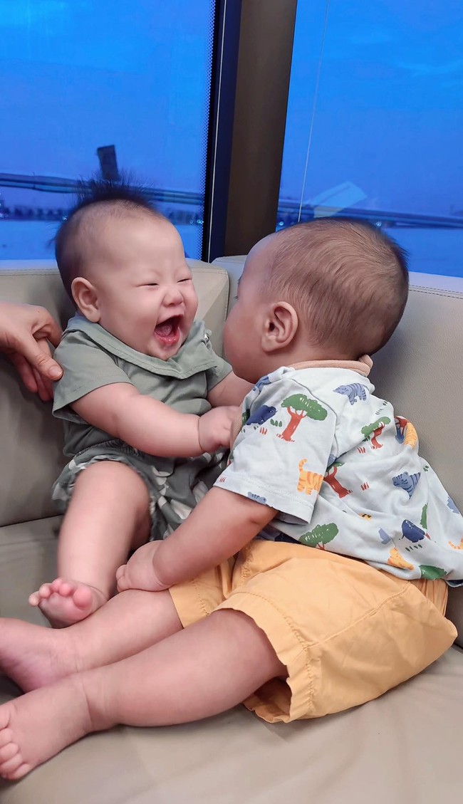 Phương Oanh đăng ảnh 2 con, người hâm mộ chú ý đôi tai bé trai: Cực thông minh, sau này giỏi giống bố!- Ảnh 1. Phương Oanh đăng ảnh 2 con, người hâm mộ chú ý đôi tai bé trai: Cực thông minh, sau này giỏi giống bố!- Ảnh 1.