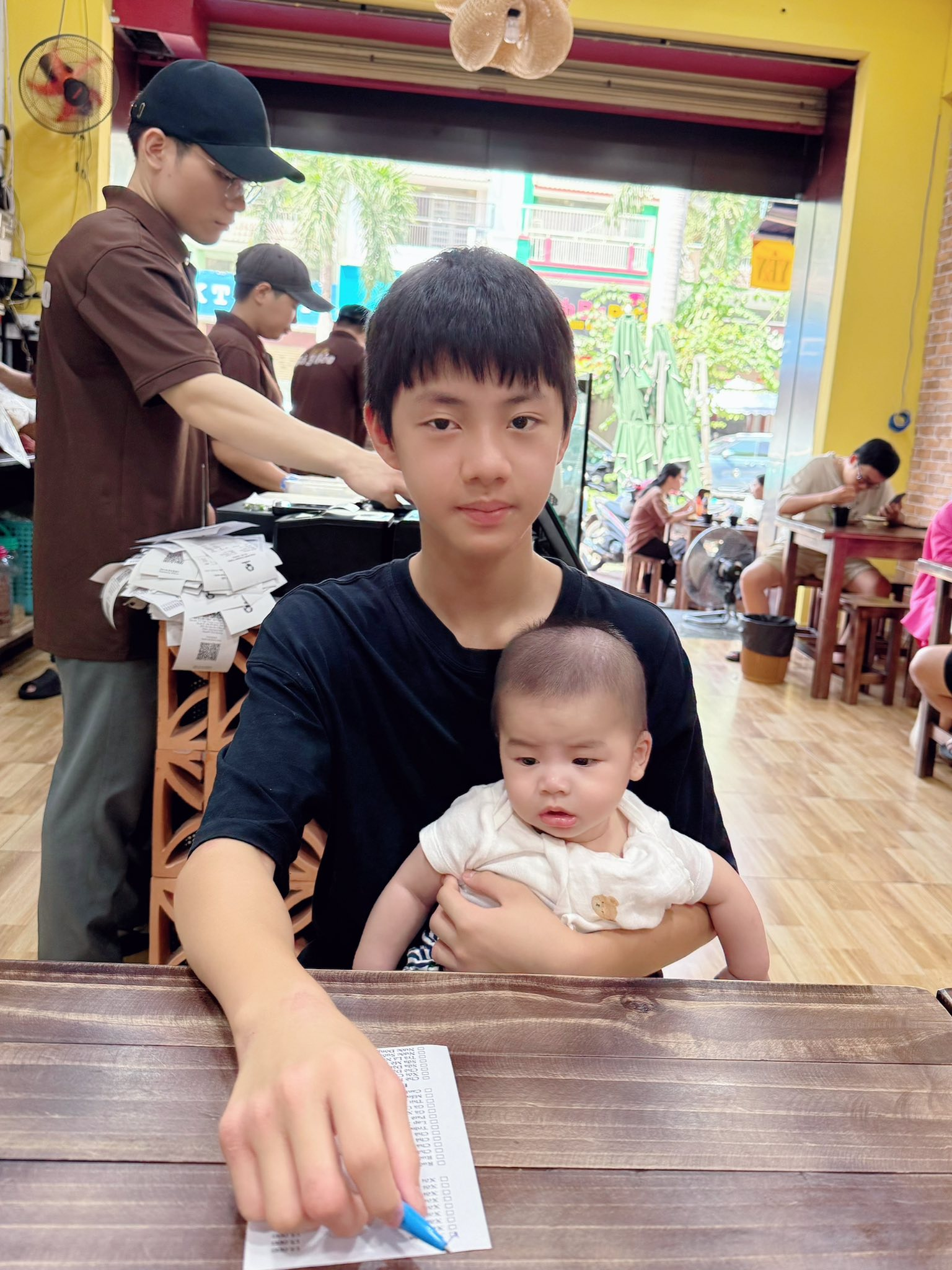 Chuyến đi xa đầu đời của bé út nhà Đăng Khôi - Thủy Anh: Dân tình vừa được dịp ngắm cả 3 quý tử, vừa ngạc nhiên với visual không thua gì bố của cậu cả- Ảnh 12. Chuyến đi xa đầu đời của bé út nhà Đăng Khôi - Thủy Anh: Dân tình vừa được dịp ngắm cả 3 quý tử, vừa ngạc nhiên với visual không thua gì bố của cậu cả- Ảnh 12.