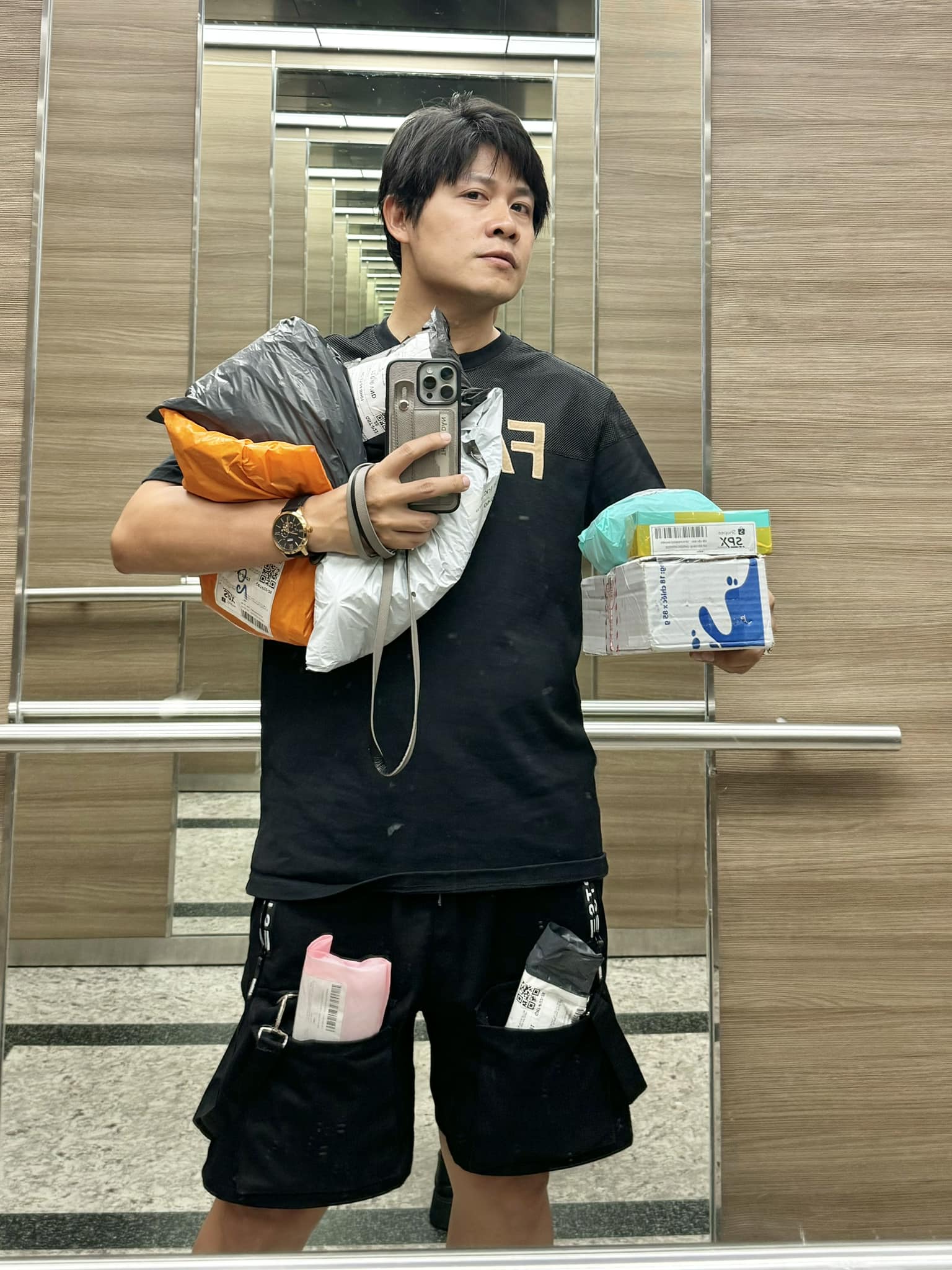 Nhạc sĩ Nguyễn Văn Chung hỏi shipper 7 chữ khi con gái lớn mua hàng online suốt ngày, cả cõi mạng “ngỡ ngàng”- Ảnh 1. Nhạc sĩ Nguyễn Văn Chung hỏi shipper 7 chữ khi con gái lớn mua hàng online suốt ngày, cả cõi mạng “ngỡ ngàng”- Ảnh 1.