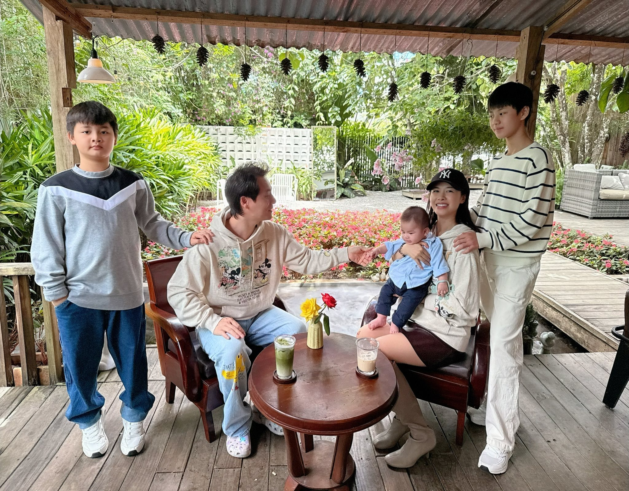 Chuyến đi xa đầu đời của bé út nhà Đăng Khôi - Thủy Anh: Dân tình vừa được dịp ngắm cả 3 quý tử, vừa ngạc nhiên với visual không thua gì bố của cậu cả- Ảnh 8. Chuyến đi xa đầu đời của bé út nhà Đăng Khôi - Thủy Anh: Dân tình vừa được dịp ngắm cả 3 quý tử, vừa ngạc nhiên với visual không thua gì bố của cậu cả- Ảnh 8.