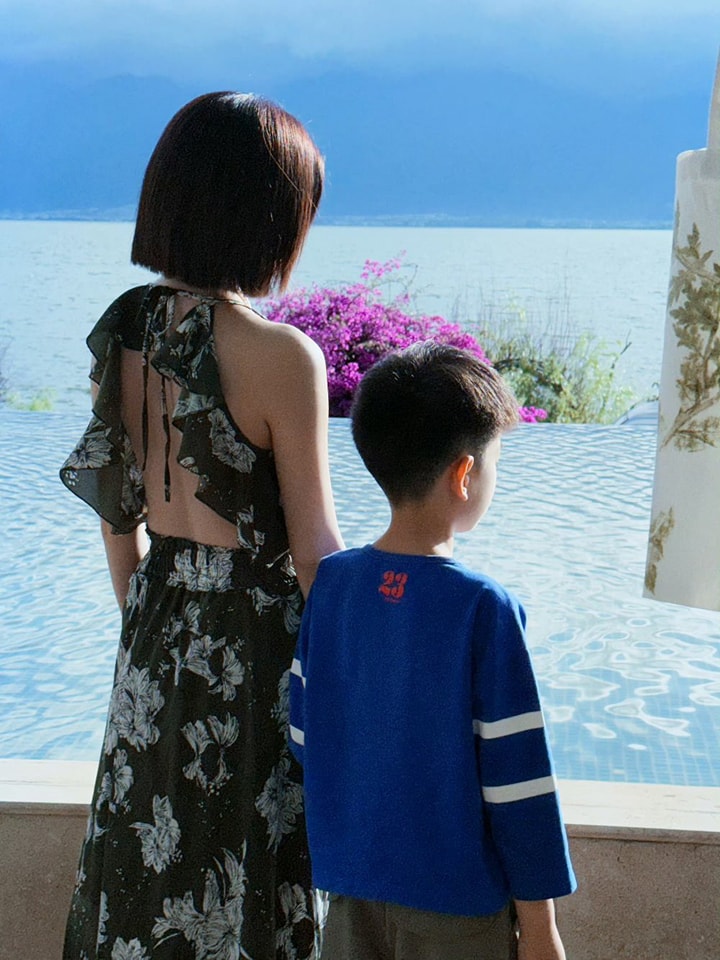 Ảnh bóng lưng của Trần Nghiên Hy và con trai gây xúc động: Sinh nhật đầu tiên hậu ly hôn, mẹ con nương tựa bên nhau- Ảnh 1.