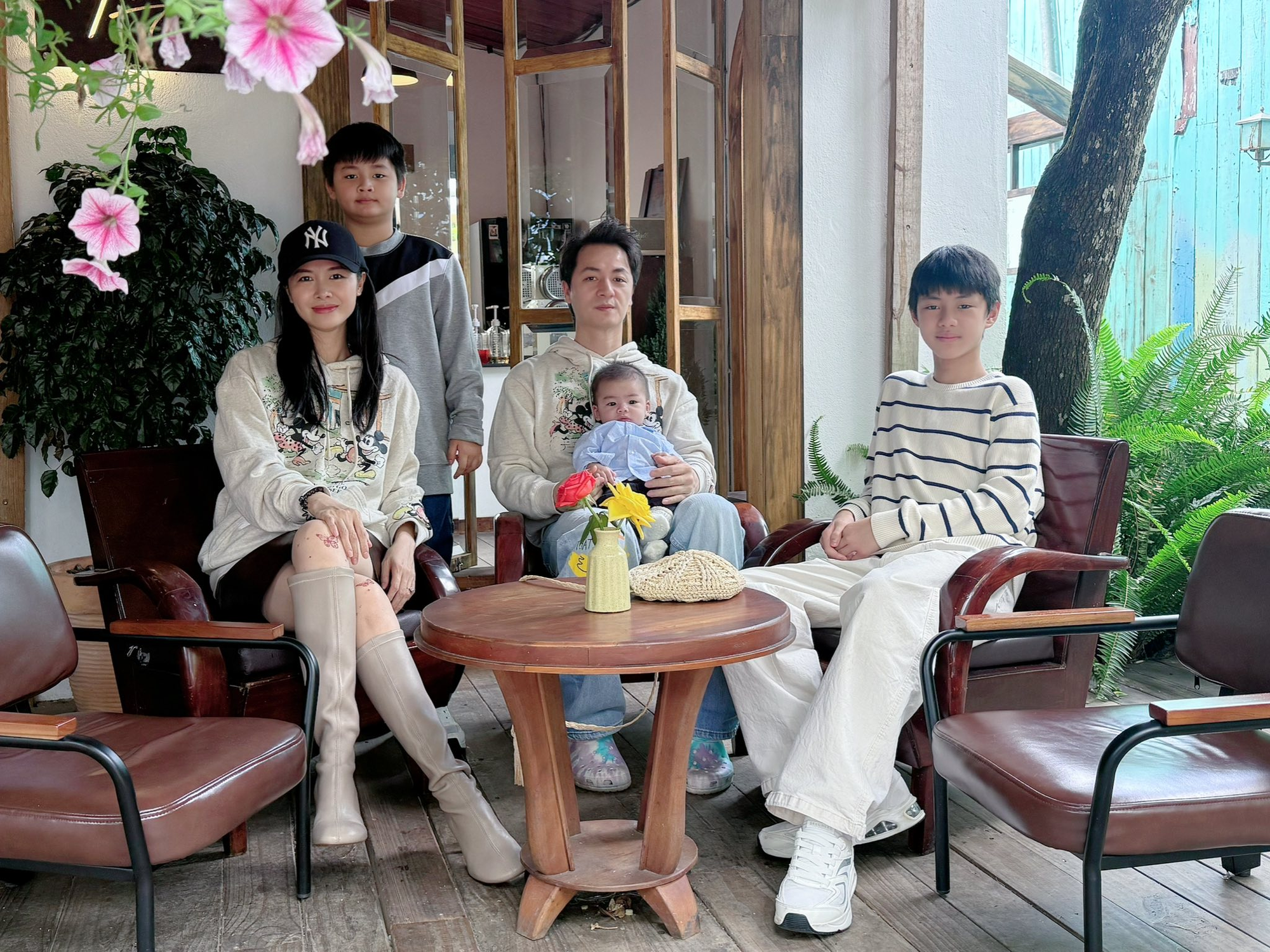 Chuyến đi xa đầu đời của bé út nhà Đăng Khôi - Thủy Anh: Dân tình vừa được dịp ngắm cả 3 quý tử, vừa ngạc nhiên với visual không thua gì bố của cậu cả- Ảnh 7. Chuyến đi xa đầu đời của bé út nhà Đăng Khôi - Thủy Anh: Dân tình vừa được dịp ngắm cả 3 quý tử, vừa ngạc nhiên với visual không thua gì bố của cậu cả- Ảnh 7.