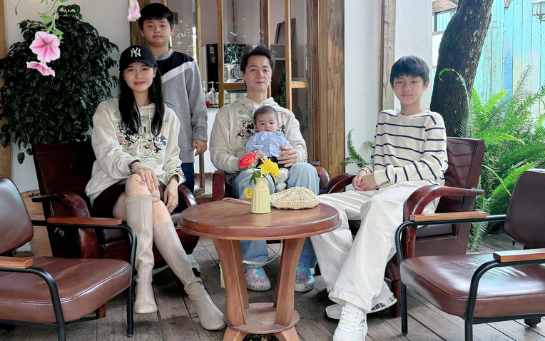 Chuyến đi xa đầu đời của bé út nhà Đăng Khôi - Thủy Anh: Dân tình vừa được dịp ngắm cả 3 quý tử, vừa ngạc nhiên với visual không thua gì bố của cậu cả- Ảnh 1. Chuyến đi xa đầu đời của bé út nhà Đăng Khôi - Thủy Anh: Dân tình vừa được dịp ngắm cả 3 quý tử, vừa ngạc nhiên với visual không thua gì bố của cậu cả- Ảnh 1.
