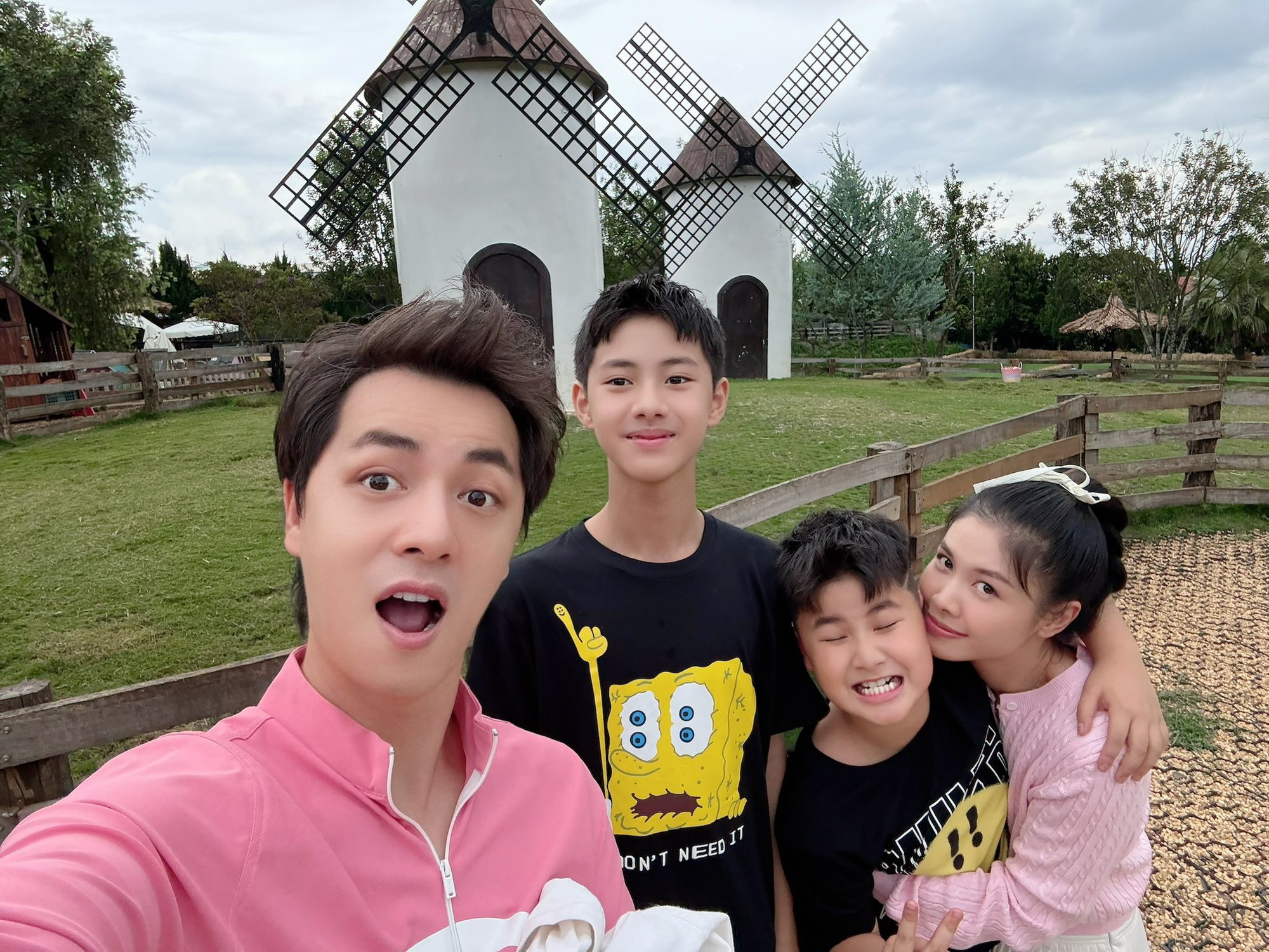 Chuyến đi xa đầu đời của bé út nhà Đăng Khôi - Thủy Anh: Dân tình vừa được dịp ngắm cả 3 quý tử, vừa ngạc nhiên với visual không thua gì bố của cậu cả- Ảnh 9. Chuyến đi xa đầu đời của bé út nhà Đăng Khôi - Thủy Anh: Dân tình vừa được dịp ngắm cả 3 quý tử, vừa ngạc nhiên với visual không thua gì bố của cậu cả- Ảnh 9.