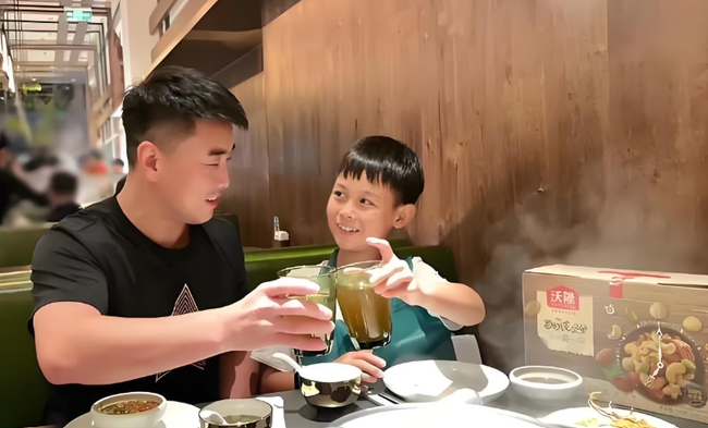2 bố con trò chuyện trong quán ăn, khách bàn bên nghe được 1 câu, vội đăng lên MXH: Cách dạy con này lạ quá!- Ảnh 1. 2 bố con trò chuyện trong quán ăn, khách bàn bên nghe được 1 câu, vội đăng lên MXH: Cách dạy con này lạ quá!- Ảnh 1.
