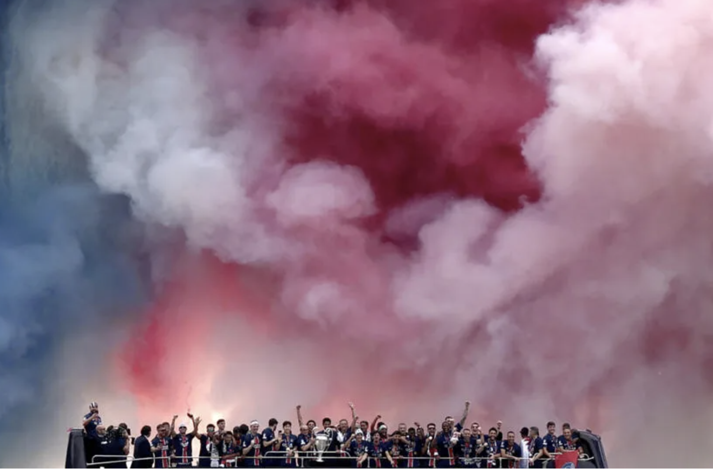 Video: Kinh hoàng cảnh bạo loạn mừng PSG vô địch khiến Paris chìm trong máu và nước mắt, 559 người bị bắt, 692 vụ cháy- Ảnh 1. Video: Kinh hoàng cảnh bạo loạn mừng PSG vô địch khiến Paris chìm trong máu và nước mắt, 559 người bị bắt, 692 vụ cháy- Ảnh 1.