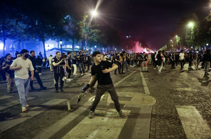Video: Kinh hoàng cảnh bạo loạn mừng PSG vô địch khiến Paris chìm trong máu và nước mắt, 559 người bị bắt, 692 vụ cháy- Ảnh 3. Video: Kinh hoàng cảnh bạo loạn mừng PSG vô địch khiến Paris chìm trong máu và nước mắt, 559 người bị bắt, 692 vụ cháy- Ảnh 3.