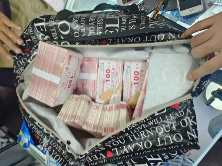 Tịch thu 20 tỷ đồng tiền mặt và vàng chất thành “núi” trong một căn phòng trọ- Ảnh 1. Tịch thu 20 tỷ đồng tiền mặt và vàng chất thành “núi” trong một căn phòng trọ- Ảnh 1.