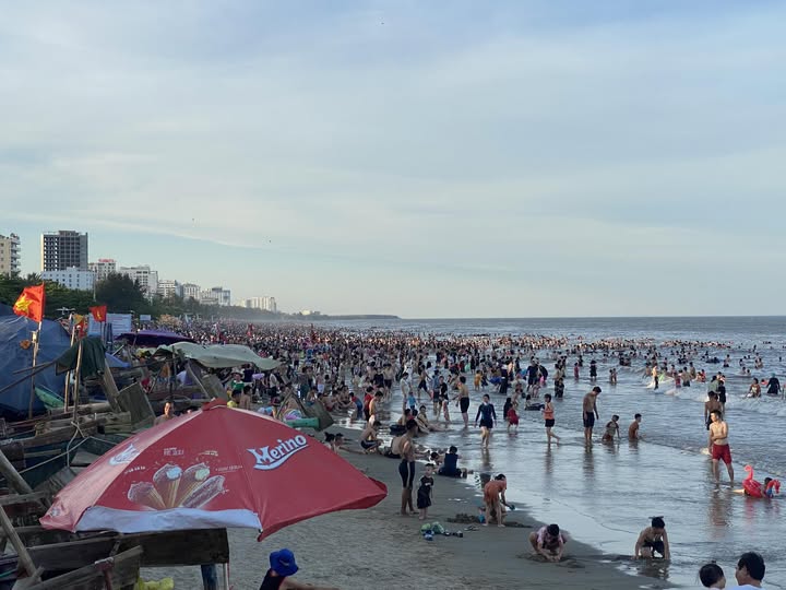 Cảnh tượng kín đặc người ở một bãi biển đang hot nhất nhì miền Bắc, nghe lý do nhiều người phải thừa nhận- Ảnh 3.