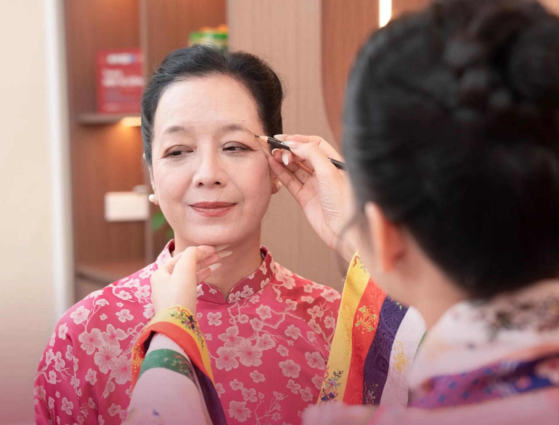 Cả showbiz Việt đi phun chân mày phong thủy cải vận?- Ảnh 8. Cả showbiz Việt đi phun chân mày phong thủy cải vận?- Ảnh 8.