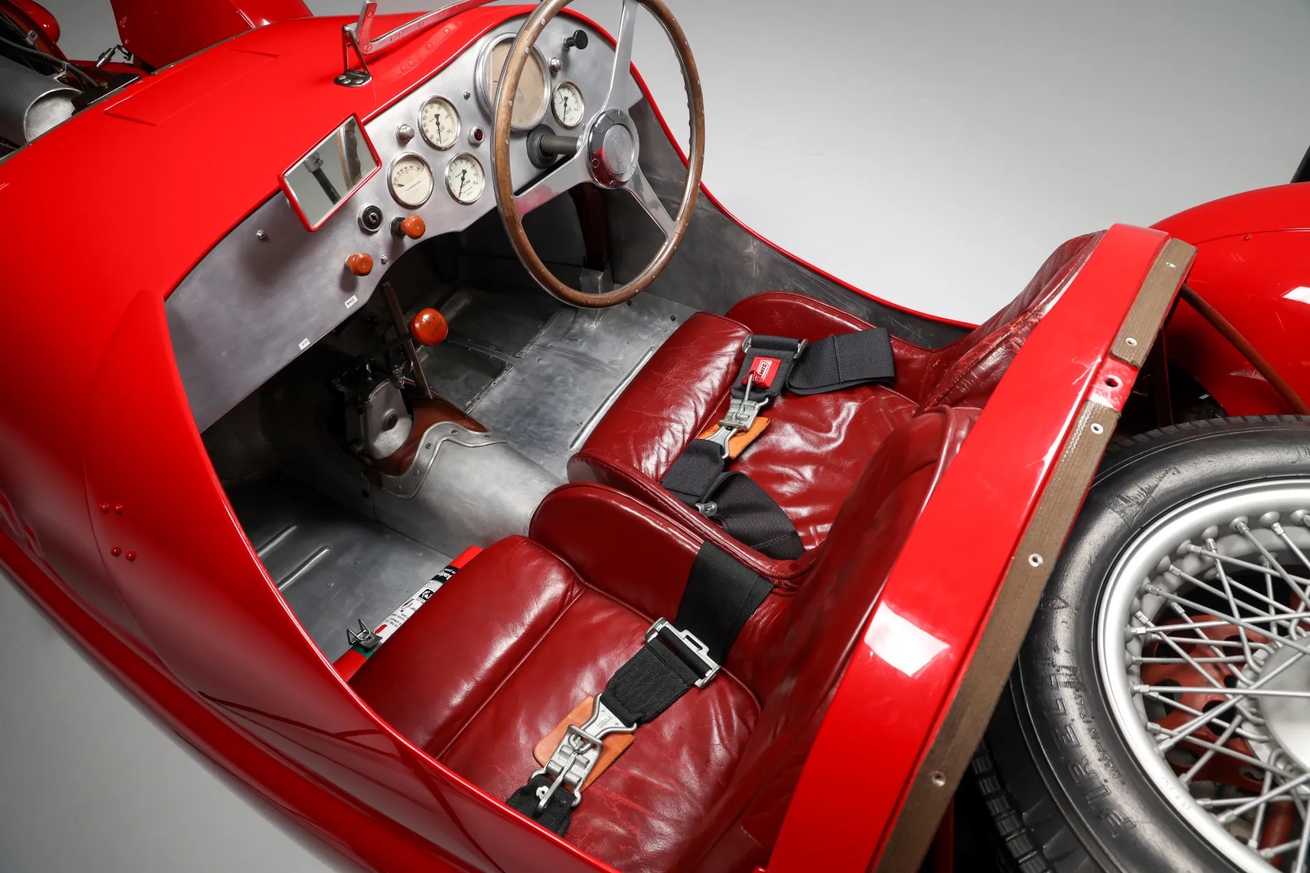 Siêu xe Ferrari bán giá kỷ lục 220 tỷ đồng: Đã 77 năm tuổi, là 1 trong 9 chiếc được sản xuất trên toàn thế giới- Ảnh 2.