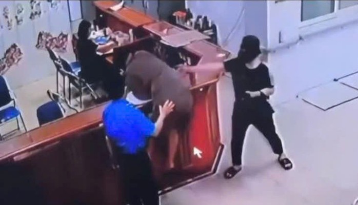 Thông tin mới vụ nữ nhân viên y tế bị hành hung tại bệnh viện- Ảnh 1. Thông tin mới vụ nữ nhân viên y tế bị hành hung tại bệnh viện- Ảnh 1.