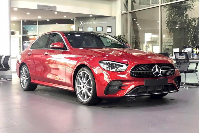 Mercedes-Benz E-Class 'dọn kho' giảm giá còn hơn 1,7 tỷ đồng tại đại lý: Ngang giá lăn bánh Camry, chờ đời mới ra mắt đấu 5 Series- Ảnh 3. Mercedes-Benz E-Class 'dọn kho' giảm giá còn hơn 1,7 tỷ đồng tại đại lý: Ngang giá lăn bánh Camry, chờ đời mới ra mắt đấu 5 Series- Ảnh 3.