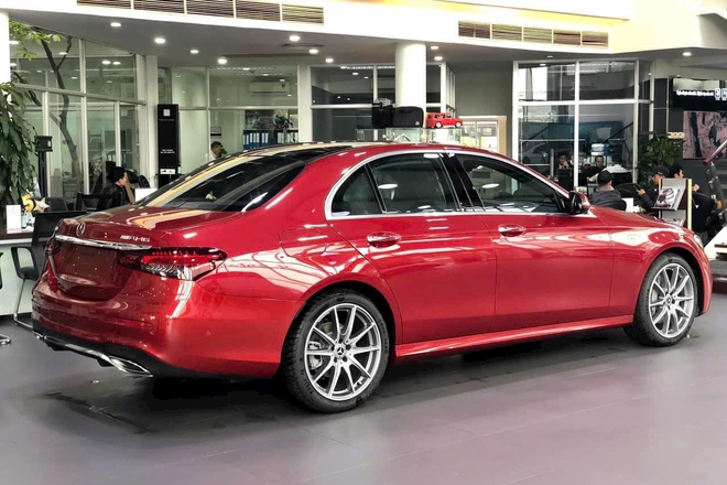 Mercedes-Benz E-Class 'dọn kho' giảm giá còn hơn 1,7 tỷ đồng tại đại lý: Ngang giá lăn bánh Camry, chờ đời mới ra mắt đấu 5 Series- Ảnh 4. Mercedes-Benz E-Class 'dọn kho' giảm giá còn hơn 1,7 tỷ đồng tại đại lý: Ngang giá lăn bánh Camry, chờ đời mới ra mắt đấu 5 Series- Ảnh 4.