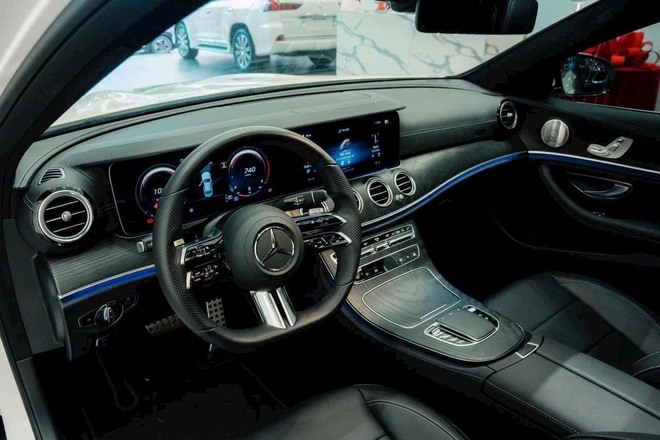 Mercedes-Benz E-Class 'dọn kho' giảm giá còn hơn 1,7 tỷ đồng tại đại lý: Ngang giá lăn bánh Camry, chờ đời mới ra mắt đấu 5 Series- Ảnh 5. Mercedes-Benz E-Class 'dọn kho' giảm giá còn hơn 1,7 tỷ đồng tại đại lý: Ngang giá lăn bánh Camry, chờ đời mới ra mắt đấu 5 Series- Ảnh 5.