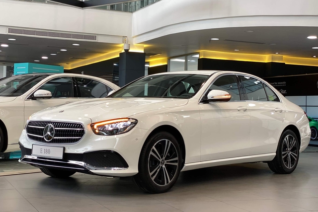 Mercedes-Benz E-Class 'dọn kho' giảm giá còn hơn 1,7 tỷ đồng tại đại lý: Ngang giá lăn bánh Camry, chờ đời mới ra mắt đấu 5 Series- Ảnh 1. Mercedes-Benz E-Class 'dọn kho' giảm giá còn hơn 1,7 tỷ đồng tại đại lý: Ngang giá lăn bánh Camry, chờ đời mới ra mắt đấu 5 Series- Ảnh 1.