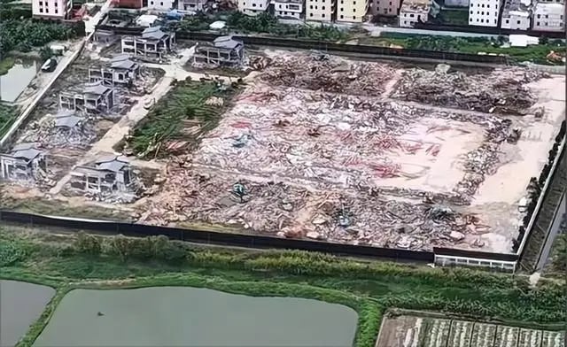 3 anh em góp hơn 3.600 tỷ đồng xây khu biệt phủ rộng hơn 10.000m2: 12 năm sau bị yêu cầu phá dỡ vì lý do bất ngờ- Ảnh 2. 3 anh em góp hơn 3.600 tỷ đồng xây khu biệt phủ rộng hơn 10.000m2: 12 năm sau bị yêu cầu phá dỡ vì lý do bất ngờ- Ảnh 2.