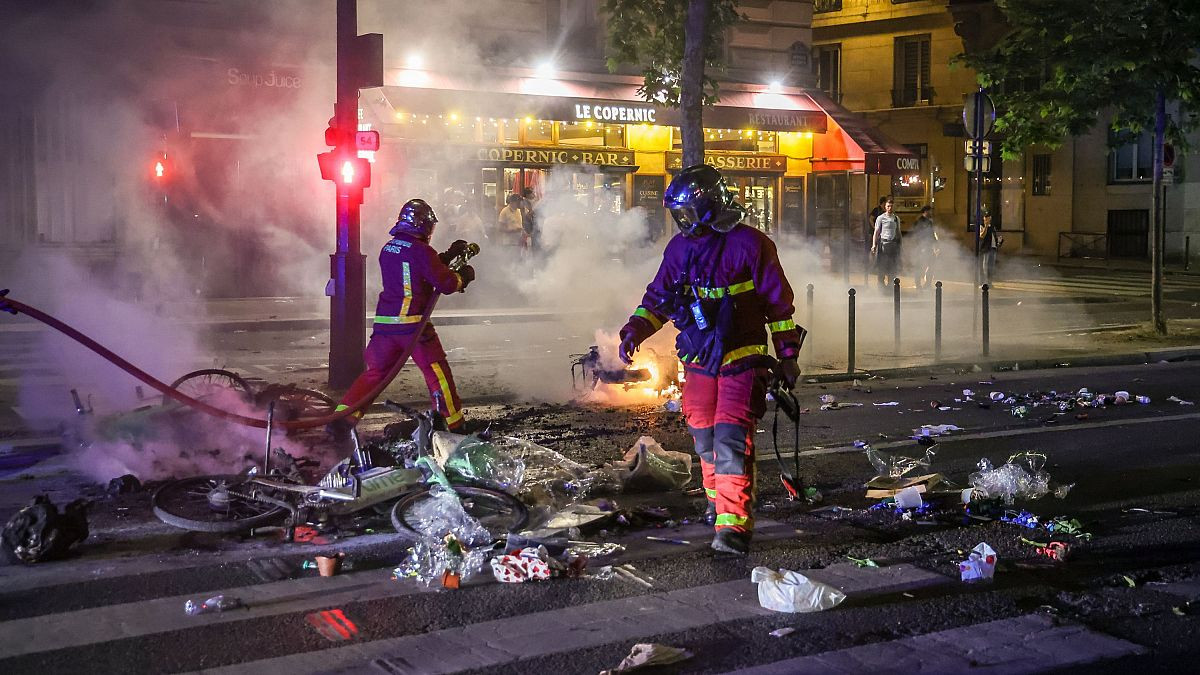 Video: Kinh hoàng cảnh bạo loạn mừng PSG vô địch khiến Paris chìm trong máu và nước mắt, 559 người bị bắt, 692 vụ cháy- Ảnh 6. Video: Kinh hoàng cảnh bạo loạn mừng PSG vô địch khiến Paris chìm trong máu và nước mắt, 559 người bị bắt, 692 vụ cháy- Ảnh 6.