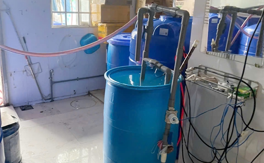 Tịch thu 472 can nước mắm, 4 thùng phuy nước giặt giả trong 1 căn nhà không số, có nhãn hiệu quen thuộc với nhiều người- Ảnh 3. Tịch thu 472 can nước mắm, 4 thùng phuy nước giặt giả trong 1 căn nhà không số, có nhãn hiệu quen thuộc với nhiều người- Ảnh 3.