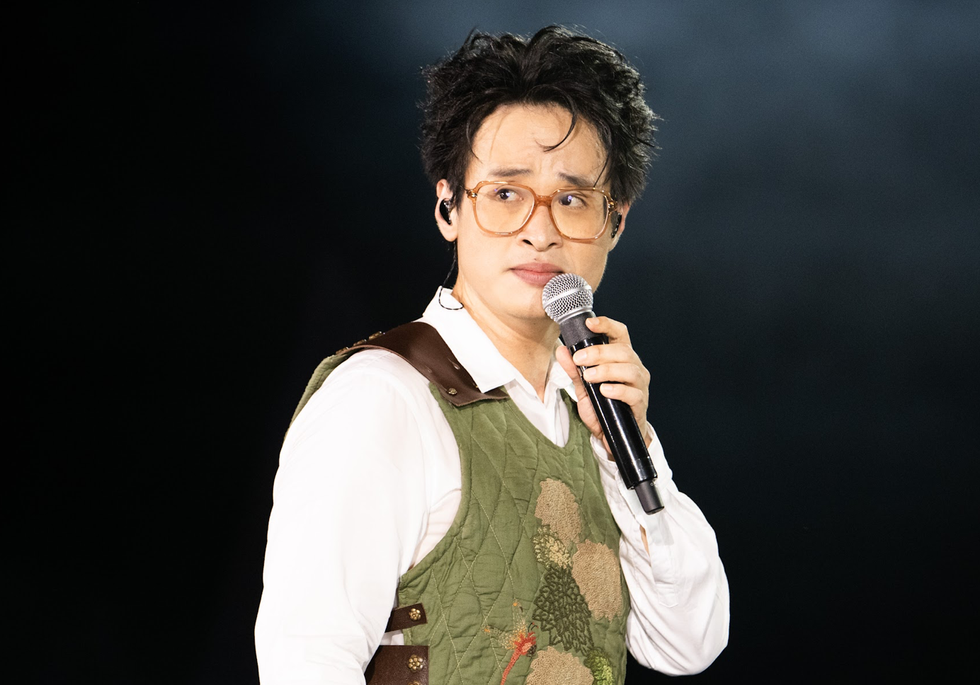 Show diễn có Hà Anh Tuấn - Đen Vâu bị chỉ trích thiếu chuyên nghiệp, khán giả bức xúc kể loạt trải nghiệm "chê nặng"- Ảnh 1.