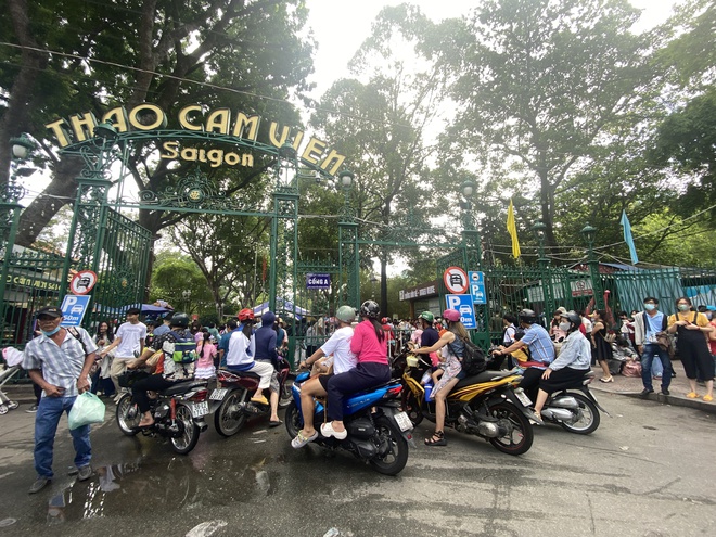 “Khối nghỉ hè” ùa vào Thảo Cầm Viên, cảnh tượng đông khó tin trong ngày 1/6 ở TP.HCM- Ảnh 4. “Khối nghỉ hè” ùa vào Thảo Cầm Viên, cảnh tượng đông khó tin trong ngày 1/6 ở TP.HCM- Ảnh 4.
