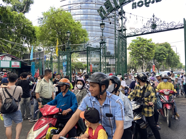 “Khối nghỉ hè” ùa vào Thảo Cầm Viên, cảnh tượng đông khó tin trong ngày 1/6 ở TP.HCM- Ảnh 1. “Khối nghỉ hè” ùa vào Thảo Cầm Viên, cảnh tượng đông khó tin trong ngày 1/6 ở TP.HCM- Ảnh 1.